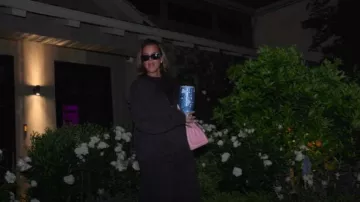 Sweat à capuche Skims Jersey porté par Khloé Kardashian tel que vu dans The Kardashians (S07E08)