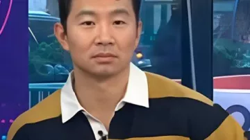 Le sweat jaune et bleu marine de Simu Liu dans l’émission Today porté par (Simu Liu) dans Today Show