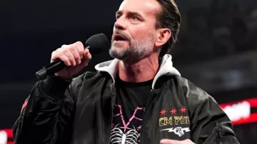 Chaqueta bomber negra con capucha de CM Punk que lleva CM Punk en CM Punk destroza verbalmente a Bron Breakker: Resumen de Raw 15 de diciembre de 2025
