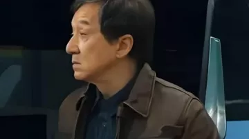 Chaqueta de cuero marrón de The Shadow's Edge 2025 de Jackie Chan llevada por (Jackie Chan) en The Shadow's Edge