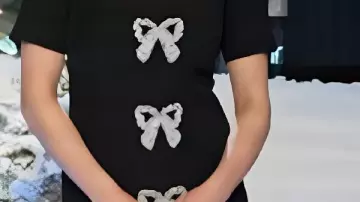 Robe nœud noir ornée portée par l’animateur (Jonathan Bennett) dans Le Monde de Noël