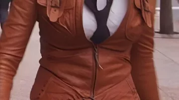 Veste en cuir marron Vivace de Gossip Girl Blake portée par Serena van der Woodsen (Blake Lively) dans Gossip Girl