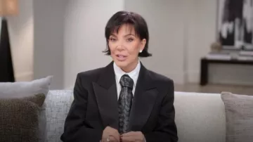 Corbata de cuero Bottega Veneta Intrecciato llevada por Kris Jenner vista en The Kardashians (S07E08)