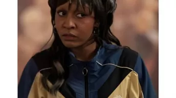 J’adore la veste de sport Mimi Rush Colorblock 2025 portée par (Ayo Edebiri) à I Love LA