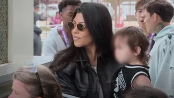 Prada PR B53S portée par Kourtney Kardashian telle que vue dans The Kardashians (S07E08)