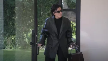 Vestuario Khy Americana oversize de cuero sintético usada por Kris Jenner, vista en The Kardashians (S07E08)