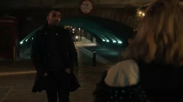 Reiss Ventile Private V.C. Mac Coat porté par Richard (Toby Sandeman) tel que vu dans Twelve Dates 'Til Christmas (S01E02)