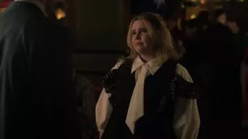 Vestido mini de manga con volantes Stine Goya que lleva Kate (Mae Whitman) tal como se ve en Doce citas hasta Navidad (S01E02)