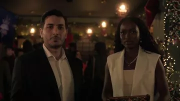 Chaleco corto de Zara con solapas que lleva Sarah (Zephani Idoko) como se ve en Doce Fechas hasta Navidad (S01E02)