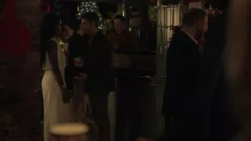 Zara Culottes de cintura alta llevadas por Sarah (Zephani Idoko) vistas en Doce Fechas hasta Navidad (S01E02)