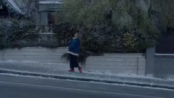 Zapatos Adidas Originals para mujer Gazelle Bold que lleva Kate (Mae Whitman) tal como se ve en Twelve Dates 'Til Christmas (S01E02)