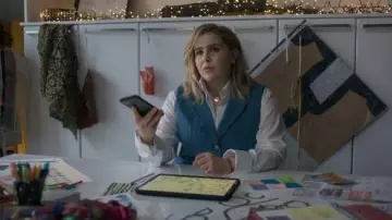 Camisa de algodón puro Marks and Spencer que lleva Kate (Mae Whitman) como se ve en Doce citas hasta Navidad (S01E02)