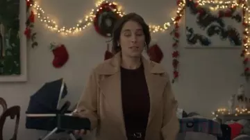 Manteau portefeuille Ralph Lauren Leonarda porté par Drew (Eimear Morrissey) tel que vu dans Twelve Dates 'Til Christmas (S01E02)