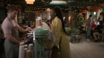 & Autres histoires Pantalon plissé de Jacquard Press porté par Sarah (Zephani Idoko) tel que vu dans Twelve Dates 'Til Christmas (S01E02)