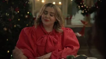 Chemise nœud papillon Stella Nova d’Anthropologie portée par Kate (Mae Whitman) telle que vue dans Twelve Dates 'Til Christmas (S01E02)
