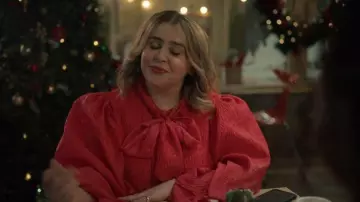 Chemise nœud papillon Stella Nova d’Anthropologie portée par Kate (Mae Whitman) telle que vue dans Twelve Dates 'Til Christmas (S01E02)