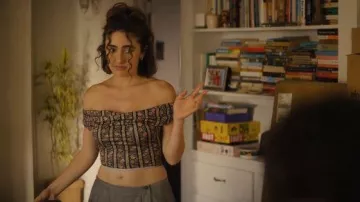 Vivienne Westwood Camiseta floral ajustada con hombros que lleva Maia (Rachel Sennott), como se ve en I Love LA (S01E07)