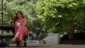 Pantalon de Veronica Beard Melon Noel porté par Tia Glover tel que vu dans Les Vraies Femmes au Foyer du Potomac (S10E10)