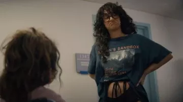 Le t-shirt Sandbox de Paly Hollywood Satan porté par Tallulah (Odessa A’zion) tel que vu dans I Love LA (S01E07)