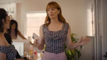 Vivienne Westwood Camiseta Floral Entallada Caída del Hombro que lleva Alyssa (Leighton Meester) como se ve en I Love LA (S01E07)