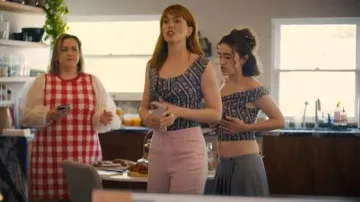 Pantalon Reiss Aura en rose porté par Alyssa (Leighton Meester) comme on le voit dans I Love LA (S01E07)