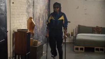 Chaqueta de chándal encogida de Martine Rose en multicolor usada por Mimi Rush (Ayo Edebiri) como se ve en I Love LA (S01E07)