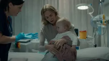 Pull en maille de main French Connection porté par Jess (Diane Kruger) tel que vu dans Little Disasters (S01E01)
