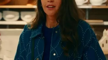 Oh. Qué. Divertido. Chaqueta azul de Felicity Jones llevada por Channing (Felicity Jones) en Oh. Qué. Divertido.