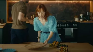 Vestido cruzado azul texturizado Vero Moda que lleva Mel (Emily Taaffe) como se ve en Little Disasters (S01E01)