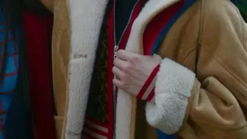 Oh. Quoi. Amusement. Veste en suède Shearling de Chloë Grace Moretz portée par Taylor (Chloë Grace Moretz) en Oh. Quoi. Amusement.