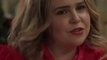 Douze dates jusqu’à Noël Mae Whitman Chemise nœud papillon rose portée par Kate (Mae Whitman) telle que vue dans Twelve Dates 'Til Christmas (S01E06)