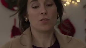 Douze dates jusqu’à Noël Manteau portefeuille marron de Lucy Eaton porté par Laura (Lucy Eaton) tel que vu dans Douze rendez-vous jusqu’à Noël (S01E06)