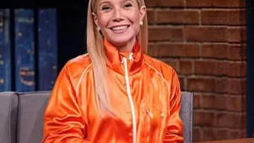 Late Night with Seth Meyers 2025 Gwyneth Paltrow Orange Tracksuit porté par (Gwyneth Paltrow) dans Late Night with Seth Meyers
