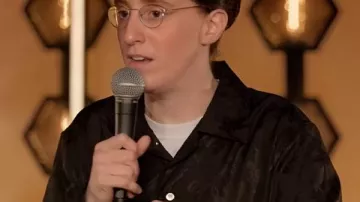 Robby Hoffman : Chemise en satin noir Wake Up 2025 portée par (Robby Hoffman) dans Robby Hoffman : Wake Up