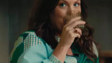 Petite Catastrophe 2025 Chemise bleue à plis bleu Jo Joyner portée par Liz (Jo Joyner) dans Little Disasters