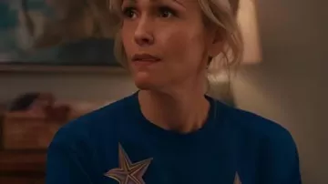 Stumble S1 Courteney Potter Blue Stars Imprimé Sweat-shirt porté par Courteney Potter (Jenn Lyon) dans Stumble