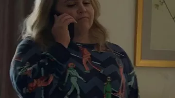 Douze rendez-vous jusqu’à Noël Sweat-shirt graphique Mae Whitman porté par Kate (Mae Whitman) dans Twelve Dates 'Til Noël