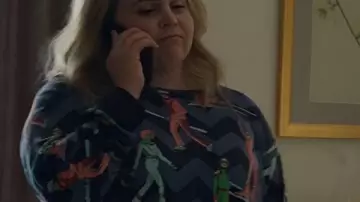 Douze rendez-vous jusqu’à Noël Sweat-shirt graphique Mae Whitman porté par Kate (Mae Whitman) dans Twelve Dates 'Til Noël