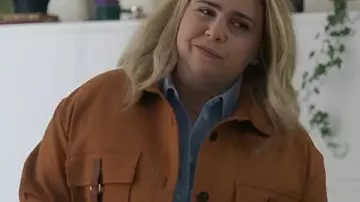 Douze dates jusqu’à Noël Mae Whitman Brown court Jacket portée par Kate (Mae Whitman) dans Twelve Dates 'Til Christmas (S01)