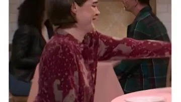 SNL S51 Jane Wickline Chemisier bourgogne porté par (Jane Wickline) dans Saturday Night Live