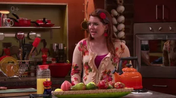 Cardigan Parfait Ruffle de Harper Finkle (Jennifer Stone) en Los magos de Waverly Place (S04E06)