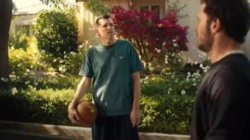 T-shirt New Balance Core en bruyère épicéa porté par Sasha Roklov (Timothy Simons) comme on le voit dans Nobody Wants This (S02E09)