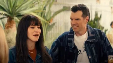 Chemise Cohen en tricot géométrique Kith portée par Sasha Roklov (Timothy Simons) comme on le voit dans Nobody Wants This (S02E09)