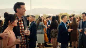 Chemise Bottega Veneta Macro Birchy en coton boutonnée portée par Sasha Roklov (Timothy Simons) comme on le voit dans Nobody Wants This (S02E10)