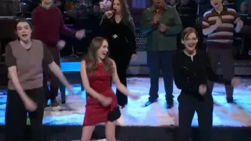 Robe mini sans manches Tobi de Dress the Population Women, portée par Veronika Slowikowska, telle que vue dans Saturday Night Live (S51E07)