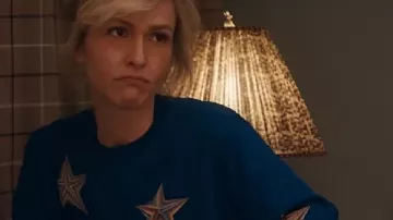Sudadera con estampado de estrellas de Jenn Lyon de Stumble S01, usada por ella en Stumble (T01)