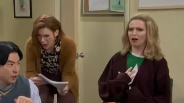 Re/Done Jagger Boxy Jersey worn by Sarah Sherman as seen in Saturday Night Live (S51E08)