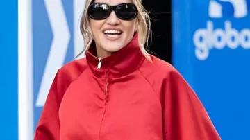 Chaqueta de satén roja para la fiesta navideña de desayuno de Ashley Roberts