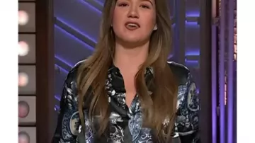 The Kelly Clarkson Show 2025 Chemise en soie imprimée porcelaine de Kelly Clarkson portée par l’animatrice Self (Kelly Clarkson) dans The Kelly Clarkson Show