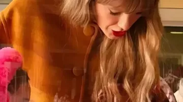 Taylor Swift Chiefs Vs Chargers Ombre Coat in Taylor Swift Shares Stunning Update on Travis Kelce's Face Injury Against Chargers